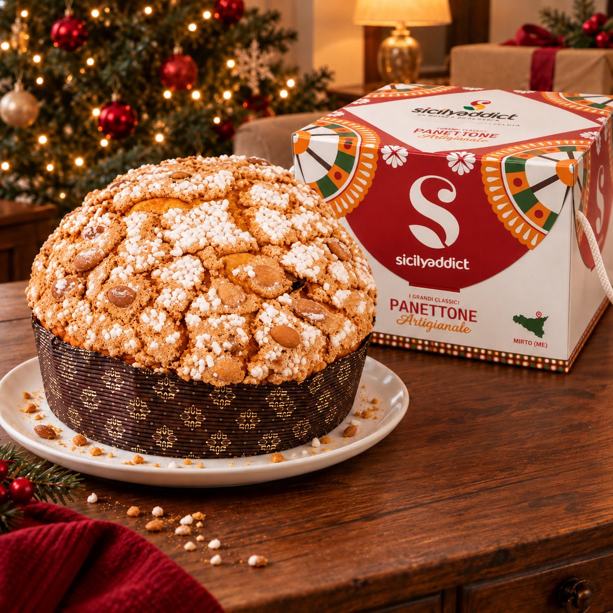 Panettone tradizionale accanto alla confezione regalo.