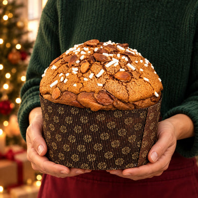 Panettone tradizionale Librizzi Deluxe di SicilyAddict, intero tenuto tra le mani