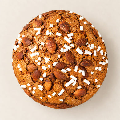 Panettone tradizionale Librizzi Deluxe di SicilyAddict, visto dall’alto con mandorle e granella di zucchero