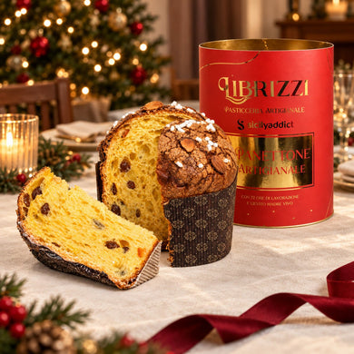 Panettone tradizionale Librizzi Deluxe di SicilyAddict, tagliato con fetta e confezione rossa