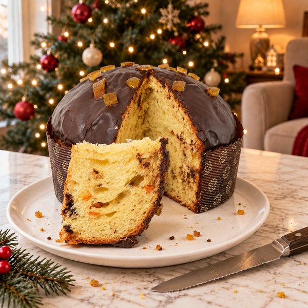 Panettone alle arance candite e cioccolato fondente SicilyAddict, tagliato con mollica visibile e fetta.