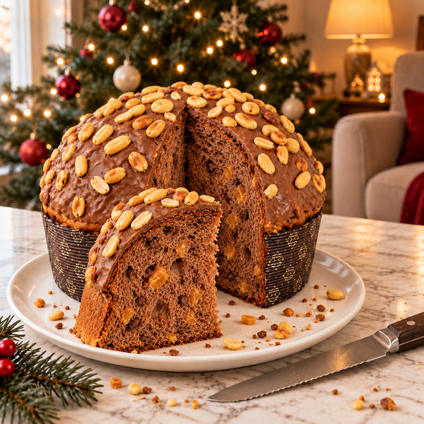 Panettone al caramello, cioccolato e arachidi SicilyAddict, tagliato con mollica visibile e fetta.
