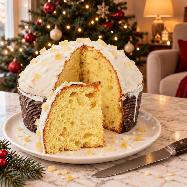 Panettone al limone e cioccolato bianco SicilyAddict, tagliato con mollica visibile e fetta.