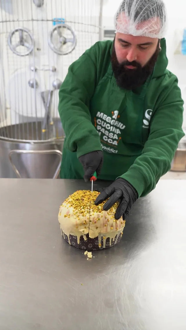 Taglio di un panettone al pistacchio nel laboratorio SicilyAddict a Mirto