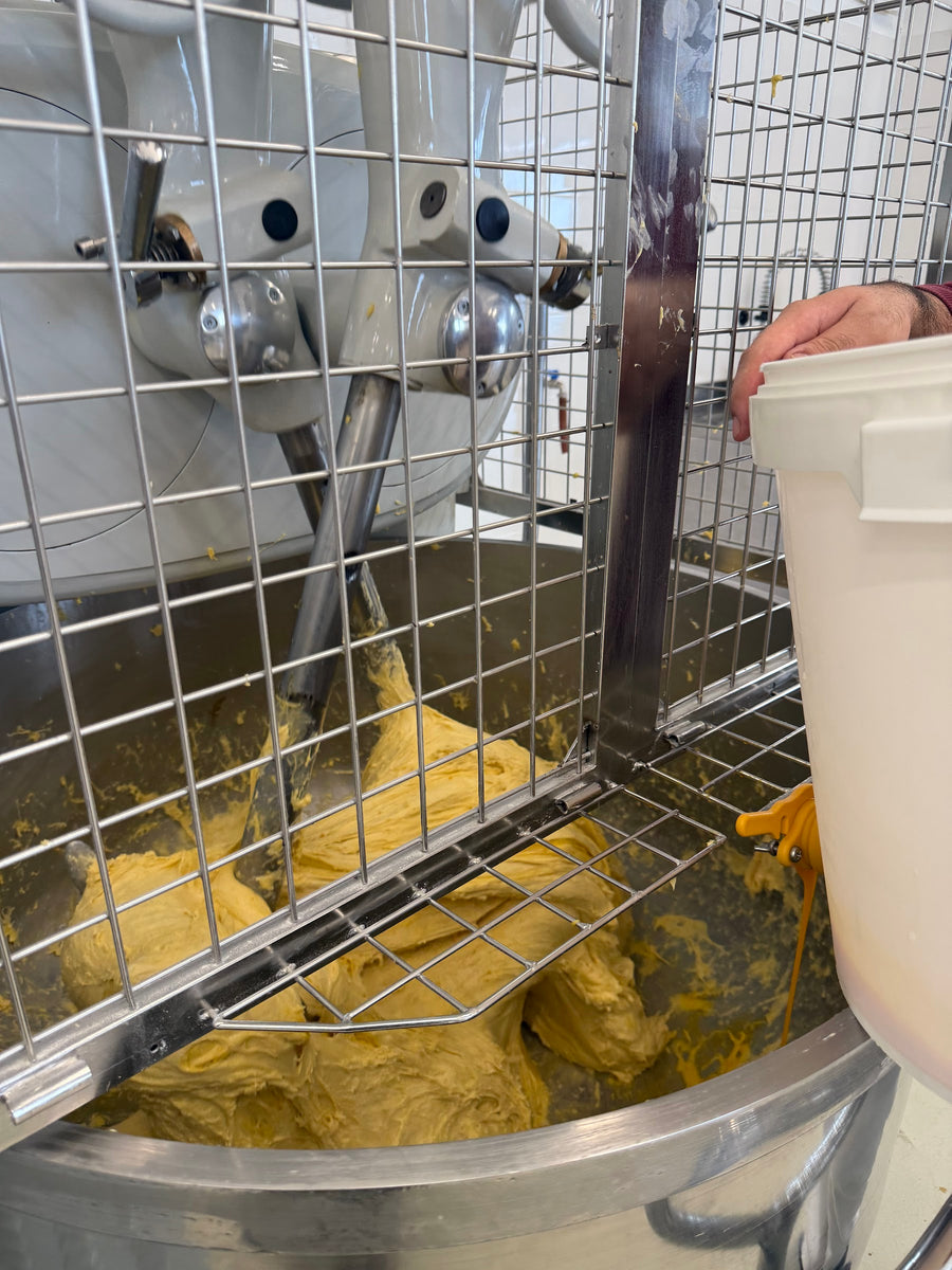 Impasto del panettone in lavorazione nell'impastatrice