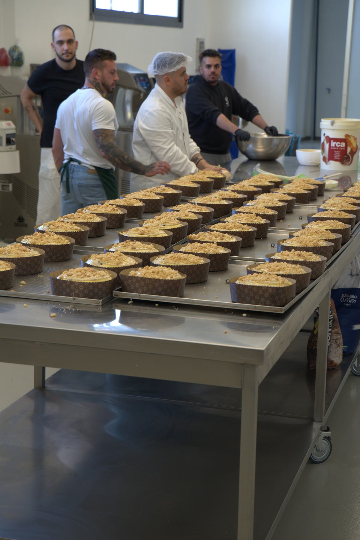 Il team di pasticceri nel laboratorio SicilyAddict