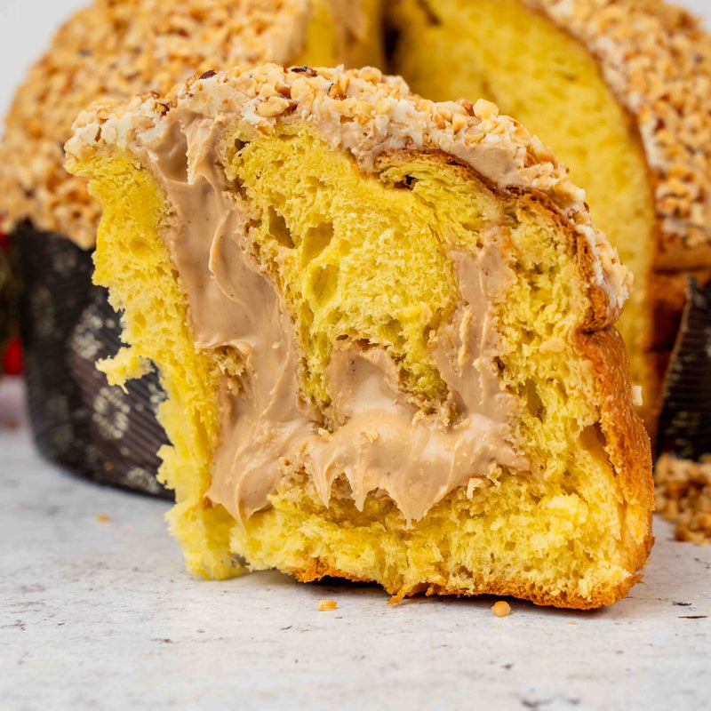 Panettone artigianale alla nocciola 1kg con crema alla nocciola in sac a poche da 200g