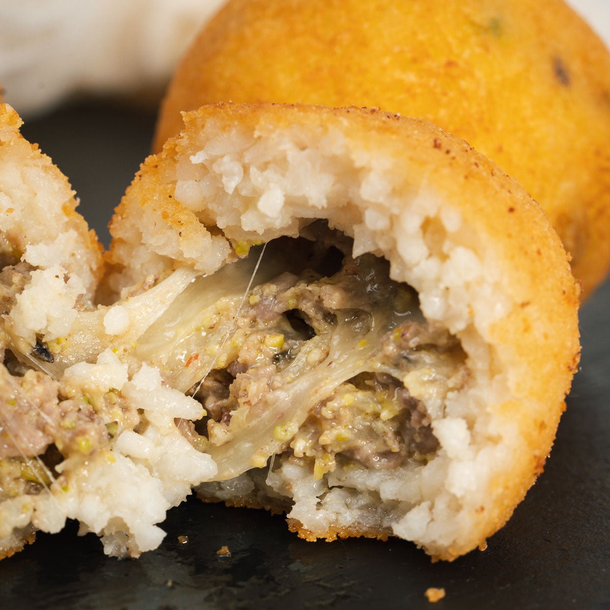 Arancini ai funghi con pistacchio e salsiccia - SicilyAddict