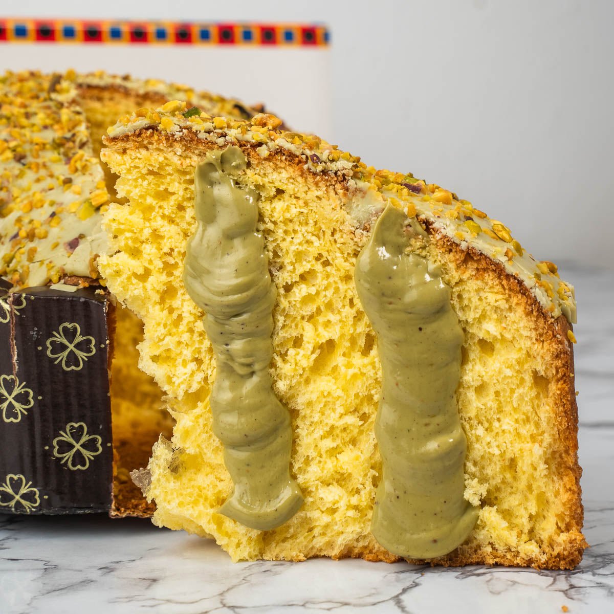 Colomba artigianale al pistacchio 1kg con crema di pistacchio in sac a poche - SicilyAddict